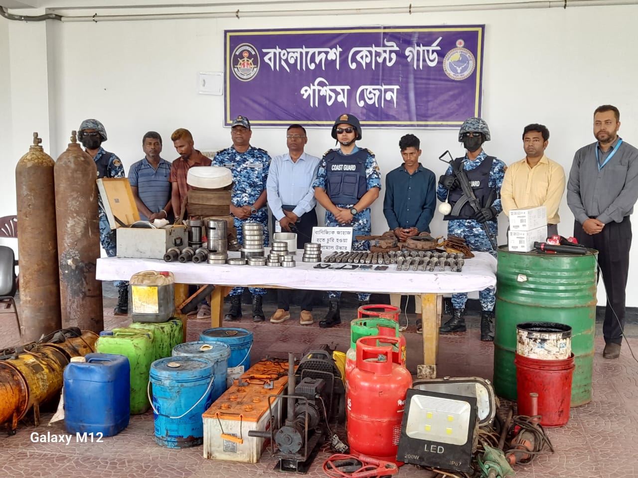 মোংলা বন্দরে জাহাজ থেকে চুরি করা মালামালসহ তিনজন আটক